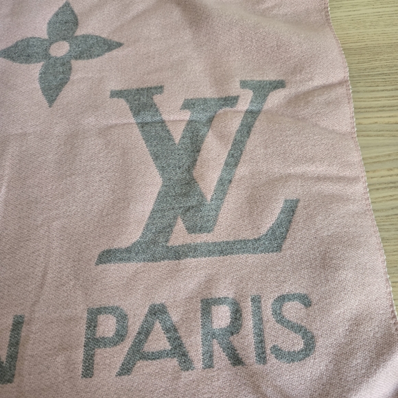 Louis Vuitton Reykjavik Scarf - Picture 8 of 9
